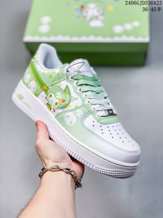 公司级耐克nike Air Force 1 Low 空军一号低帮百搭休闲运动板鞋。柔软、弹性十足的缓震性能和出色的中底设计，横跨复古与现代的外型结合，造就出风靡