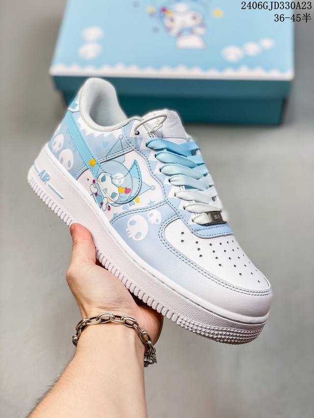 公司级耐克nike Air Force 1 Low 空军一号低帮百搭休闲运动板鞋。柔软、弹性十足的缓震性能和出色的中底设计，横跨复古与现代的外型结合，造就出风靡