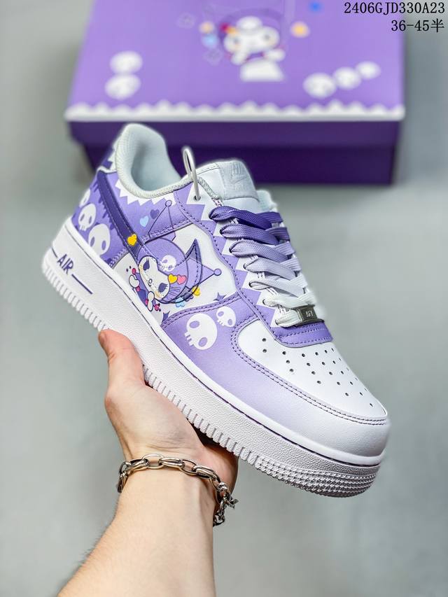 公司级耐克nike Air Force 1 Low 空军一号低帮百搭休闲运动板鞋。柔软、弹性十足的缓震性能和出色的中底设计，横跨复古与现代的外型结合，造就出风靡