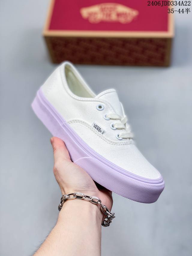 万斯官网同步更新vans Authentic 舒适 休闲 防滑耐磨 低帮 帆布鞋 男女同款 白色紫薯。鞋面整体以米白为主色，鞋底部分也同样表示了其合作身份。外底