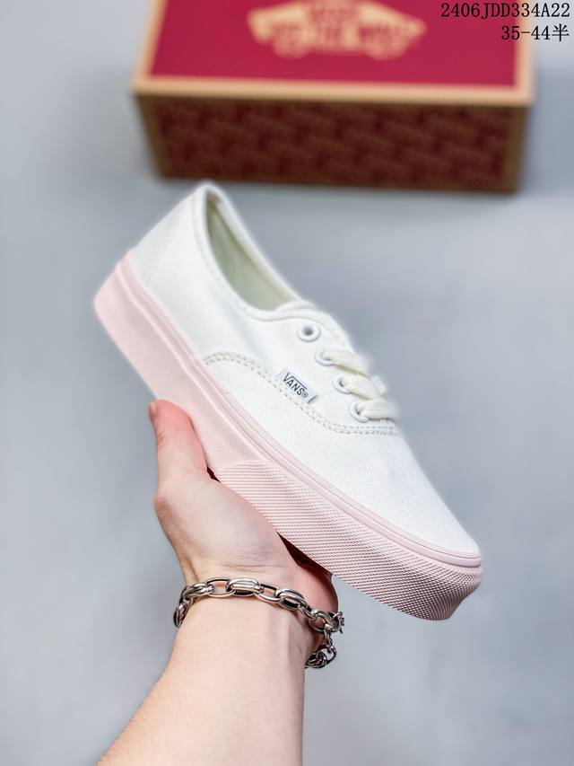 万斯官网同步更新vans Authentic 舒适 休闲 防滑耐磨 低帮 帆布鞋 男女同款 白色紫薯。鞋面整体以米白为主色，鞋底部分也同样表示了其合作身份。外底