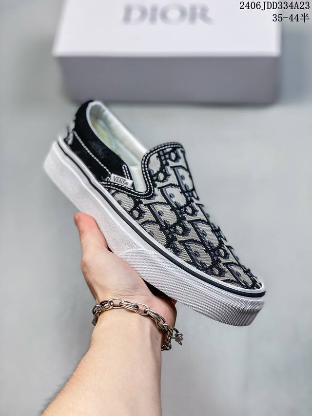 Vans X Dior 联名一脚蹬 高级灰来报道 Vans Aut 迪奥独家重磅释出，这个岩石灰太绝了，非常非常高级！Dior标志性的老花刺绣立体感很强，普通中