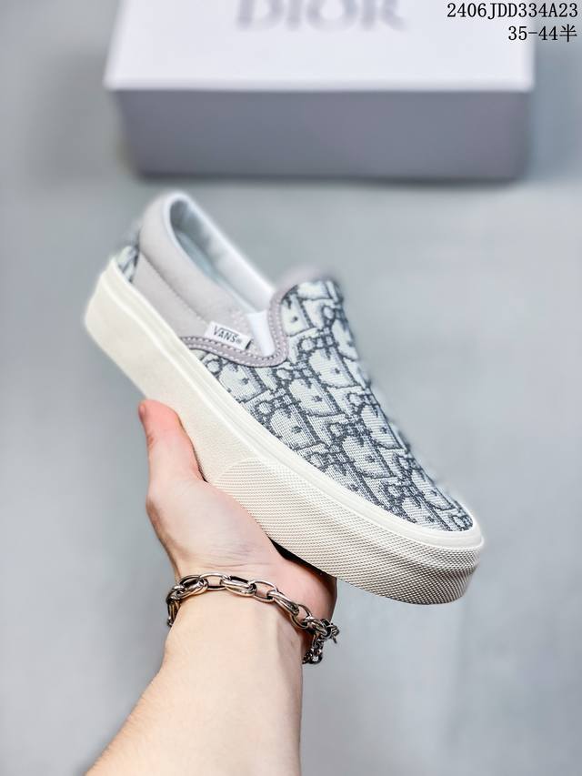 Vans X Dior 联名一脚蹬 高级灰来报道 Vans Aut 迪奥独家重磅释出，这个岩石灰太绝了，非常非常高级！Dior标志性的老花刺绣立体感很强，普通中