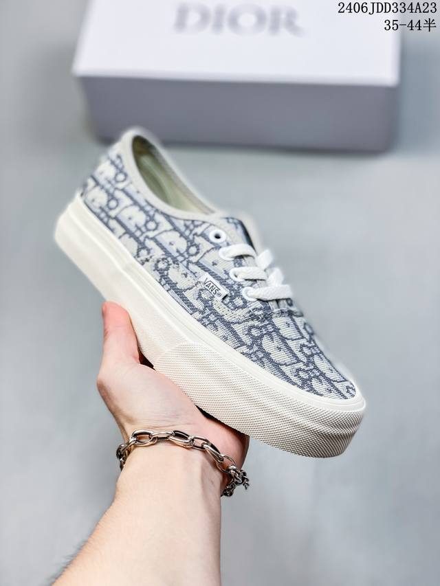 Vans X Dior 联名一脚蹬 高级灰来报道 Vans Aut 迪奥独家重磅释出，这个岩石灰太绝了，非常非常高级！Dior标志性的老花刺绣立体感很强，普通中