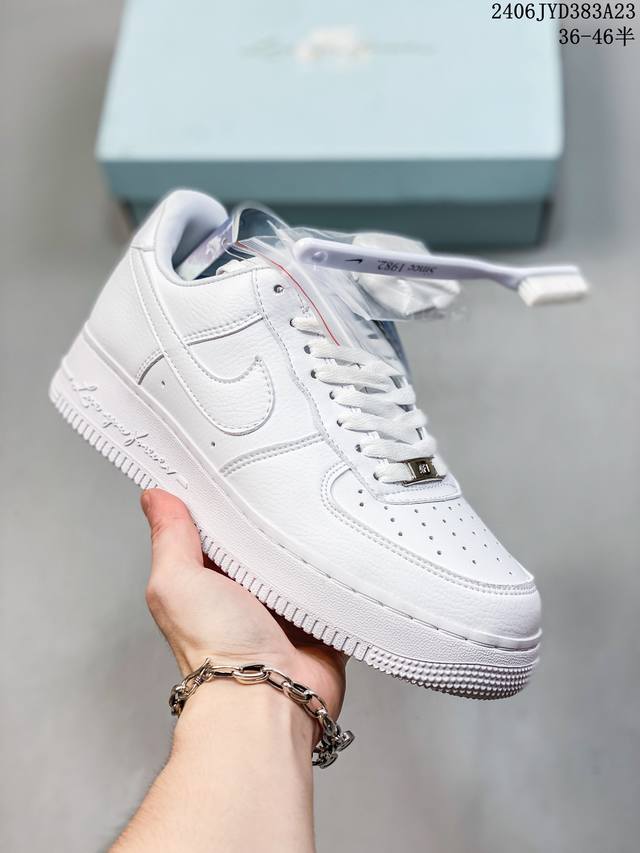 公司级耐克nike Air Force 1 Low 空军一号低帮百搭休闲运动板鞋。柔软、弹性十足的缓震性能和出色的中底设计，横跨复古与现代的外型结合，造就出风靡