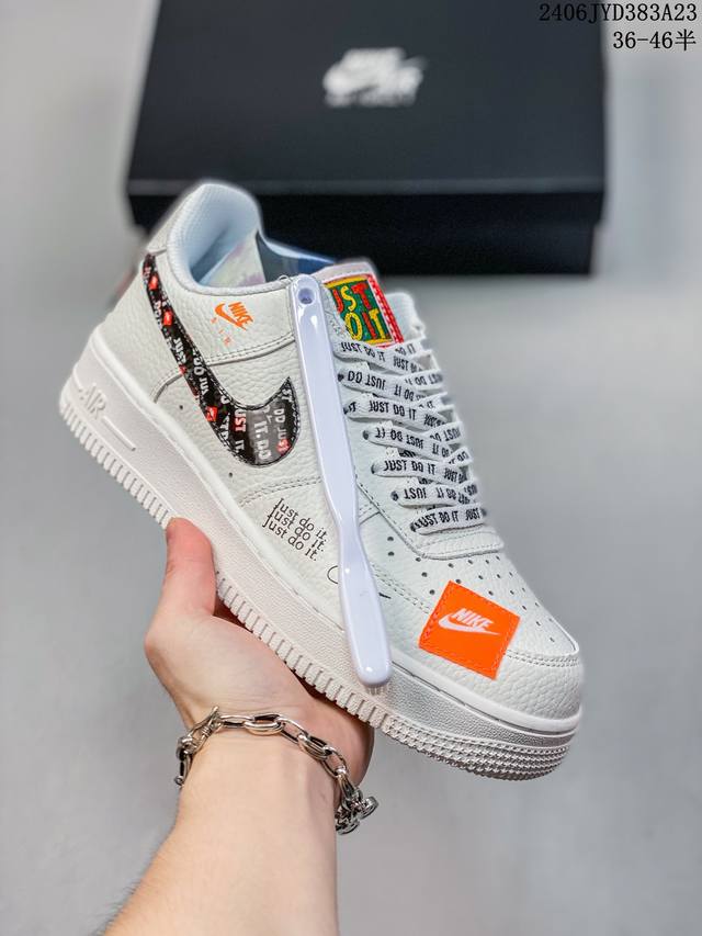 公司级耐克nike Air Force 1 Low 空军一号低帮百搭休闲运动板鞋。柔软、弹性十足的缓震性能和出色的中底设计，横跨复古与现代的外型结合，造就出风靡