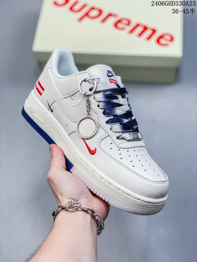 公司级耐克nike Air Force 1 Low 空军一号低帮百搭休闲运动板鞋。柔软、弹性十足的缓震性能和出色的中底设计，横跨复古与现代的外型结合，造就出风靡