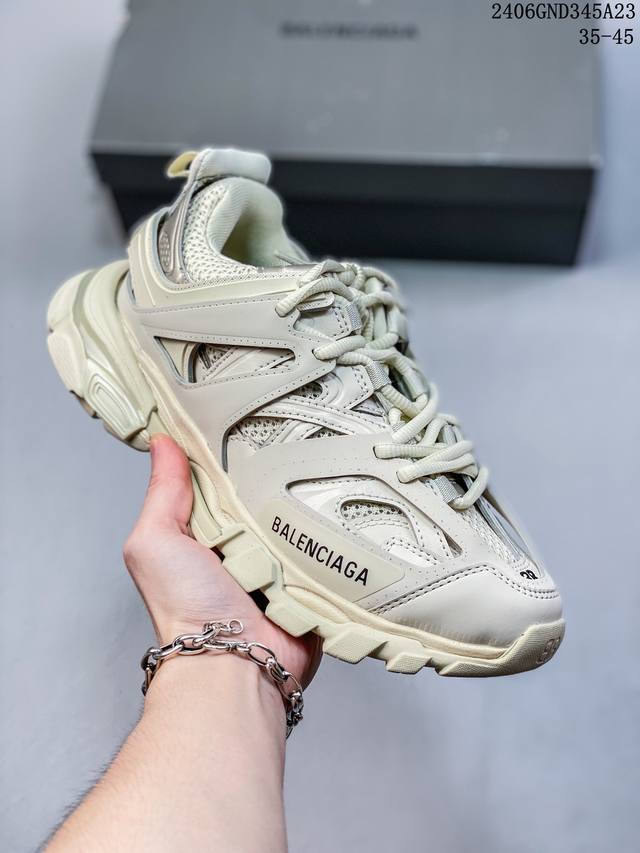 Balenciaga 巴黎世家 男女鞋升级品质版，原版一致配件防尘袋及附送鞋带，全部采用原档案原楦数据开发，1:1比例克重，原装全掌升级乳胶鞋垫设计，市面最为正