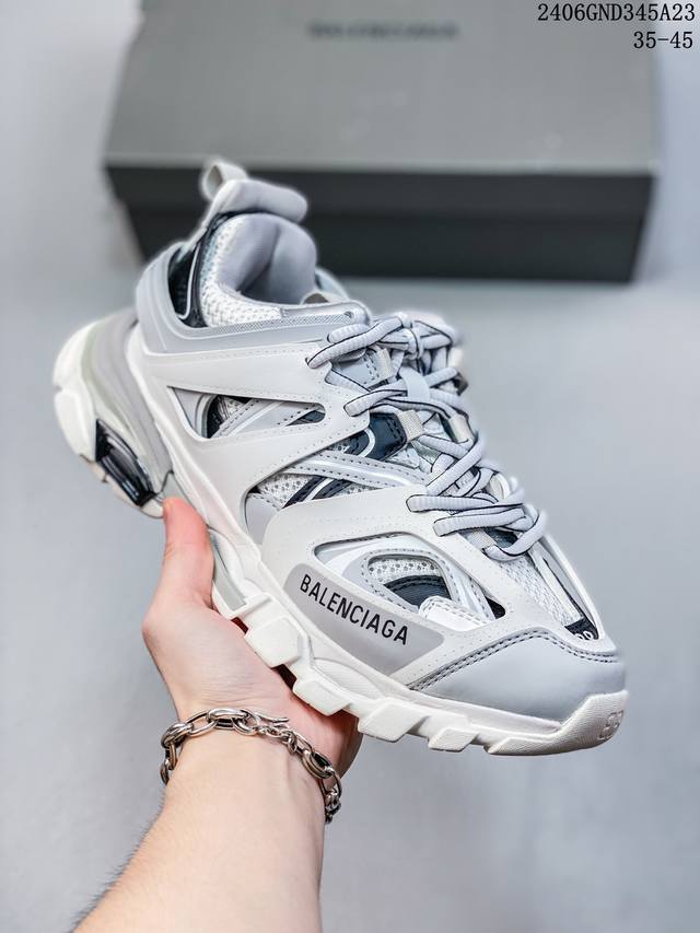 Balenciaga 巴黎世家 男女鞋升级品质版，原版一致配件防尘袋及附送鞋带，全部采用原档案原楦数据开发，1:1比例克重，原装全掌升级乳胶鞋垫设计，市面最为正