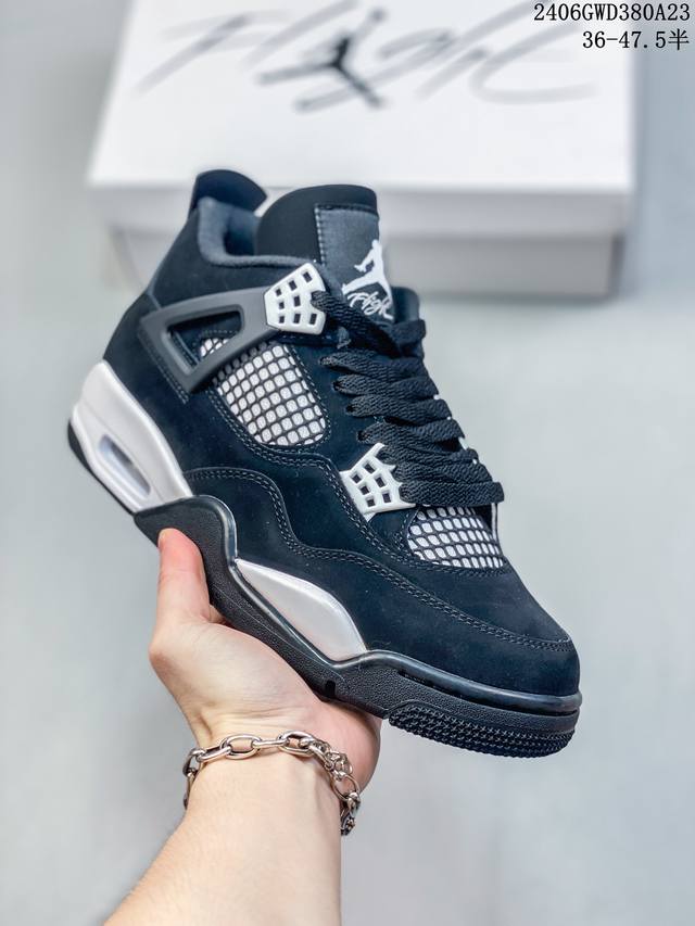 公司级带半码air Jordan 4 Retro Aj4 乔丹4代 Aj4 乔4 乔丹篮球鞋系列 承袭了 Black Cat 的劲酷风范，眼前的这双 Air J