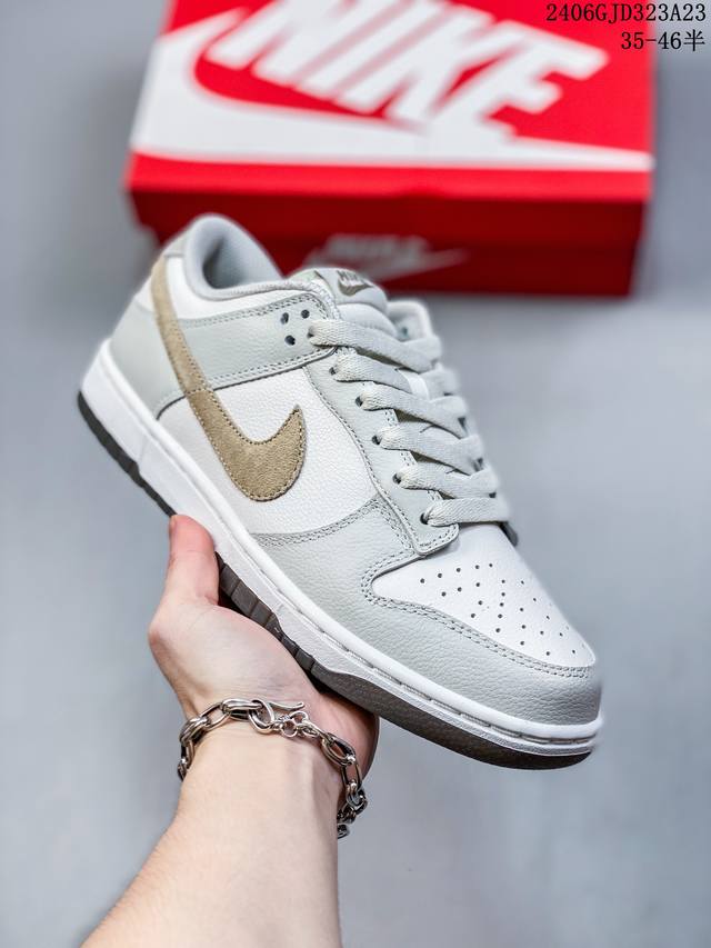 Nike Dunk Low “Gold Swoosh” 米白金钩 该鞋款整体采用白色为主色调，搭配浅棕色框架呈现。整体颜值十分简约清爽。侧面的swoosh则采用