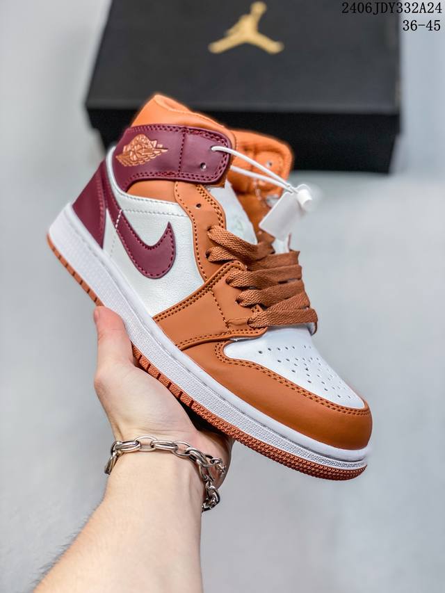 耐克 Nike Air Jordan 1 Retro High Og 乔丹一代篮球鞋复刻运动鞋 皮面高帮板鞋的设计灵感源自运动夹克，带你重温入选球队时刻。采用经