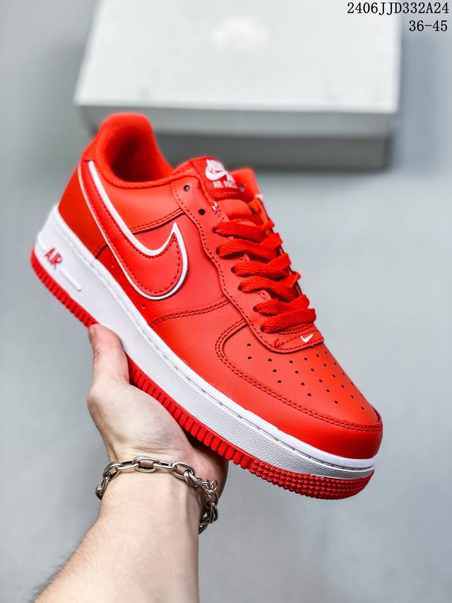 公司级耐克nike Air Force 1 Low 空军一号低帮百搭休闲运动板鞋。柔软、弹性十足的缓震性能和出色的中底设计，横跨复古与现代的外型结合，造就出风靡