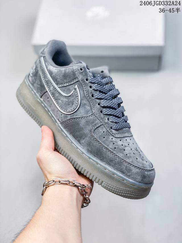 公司级耐克nike Air Force 1 Low 空军一号低帮百搭休闲运动板鞋。柔软、弹性十足的缓震性能和出色的中底设计，横跨复古与现代的外型结合，造就出风靡