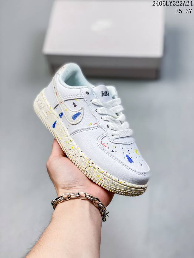 Nike 耐克 童鞋 采用软质荔枝纹牛剖皮革鞋面材质耐克nike Wmns Air Force 1’07 Low White Cherry Blosso Pin