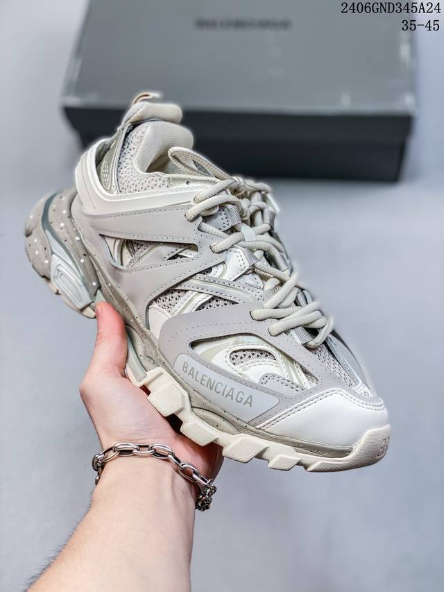 Balenciaga 巴黎世家 男女鞋升级品质版，原版一致配件防尘袋及附送鞋带，全部采用原档案原楦数据开发，1:1比例克重，原装全掌升级乳胶鞋垫设计，市面最为正