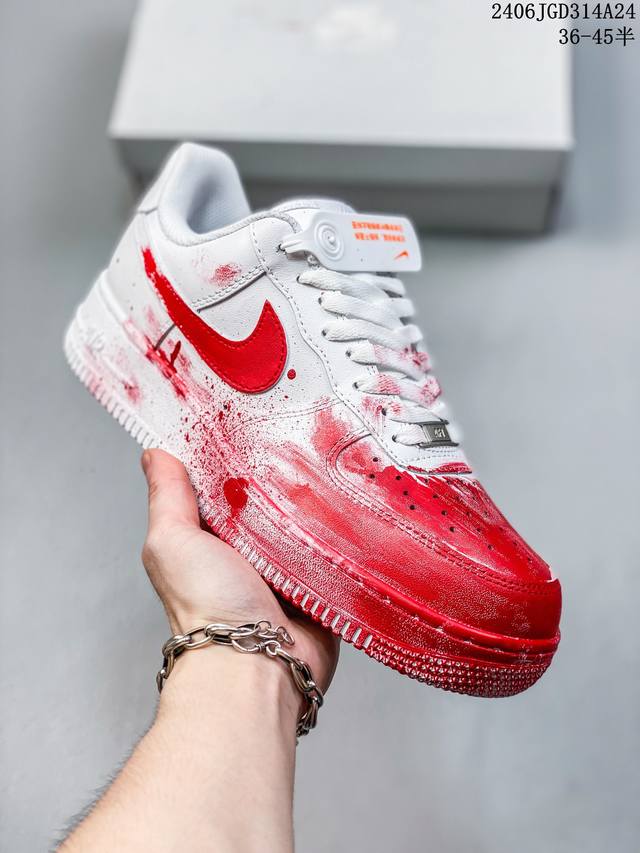 公司级耐克nike Air Force 1 Low 空军一号低帮百搭休闲运动板鞋。柔软、弹性十足的缓震性能和出色的中底设计，横跨复古与现代的外型结合，造就出风靡