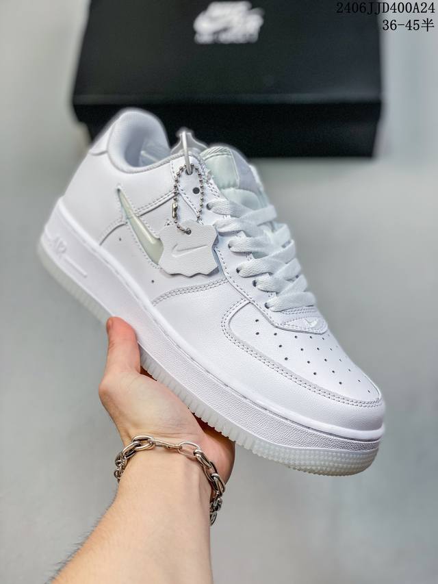 公司级耐克nike Air Force 1 Low 空军一号低帮百搭休闲运动板鞋。柔软、弹性十足的缓震性能和出色的中底设计，横跨复古与现代的外型结合，造就出风靡