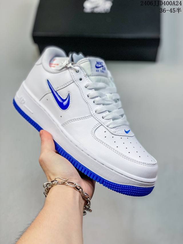 公司级耐克nike Air Force 1 Low 空军一号低帮百搭休闲运动板鞋。柔软、弹性十足的缓震性能和出色的中底设计，横跨复古与现代的外型结合，造就出风靡