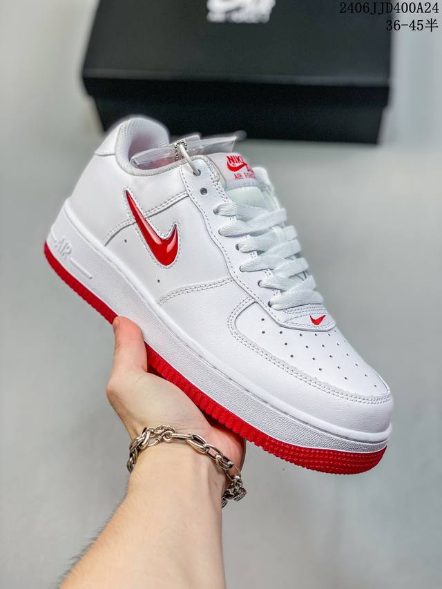 公司级耐克nike Air Force 1 Low 空军一号低帮百搭休闲运动板鞋。柔软、弹性十足的缓震性能和出色的中底设计，横跨复古与现代的外型结合，造就出风靡