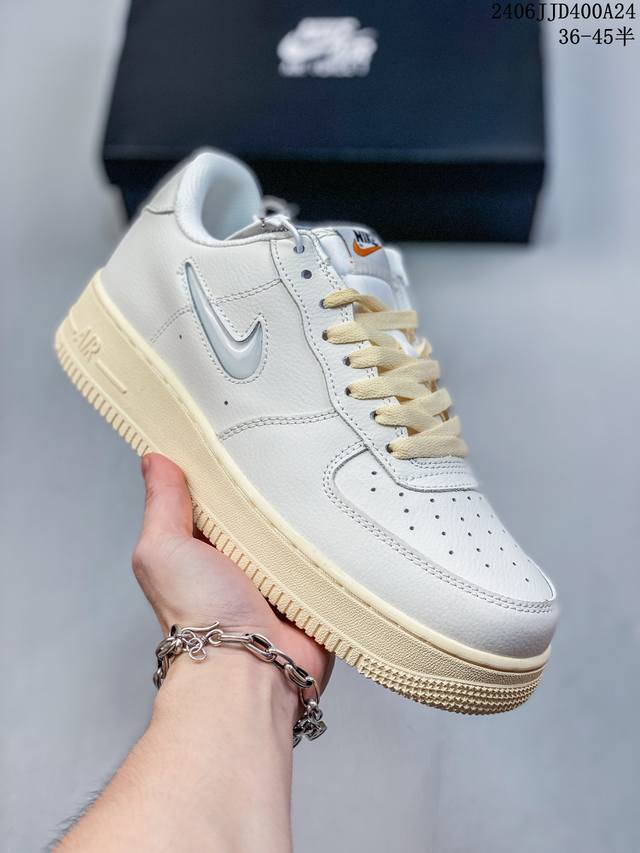 公司级耐克nike Air Force 1 Low 空军一号低帮百搭休闲运动板鞋。柔软、弹性十足的缓震性能和出色的中底设计，横跨复古与现代的外型结合，造就出风靡