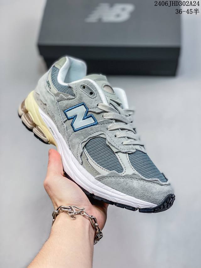 公司级new Balance 2002R 跑鞋 沿袭了面世之初的经典科技，以 Encap 中底配以升级版 N-Ergy 缓震物料。鞋面则采用特色的柔软麂皮搭以