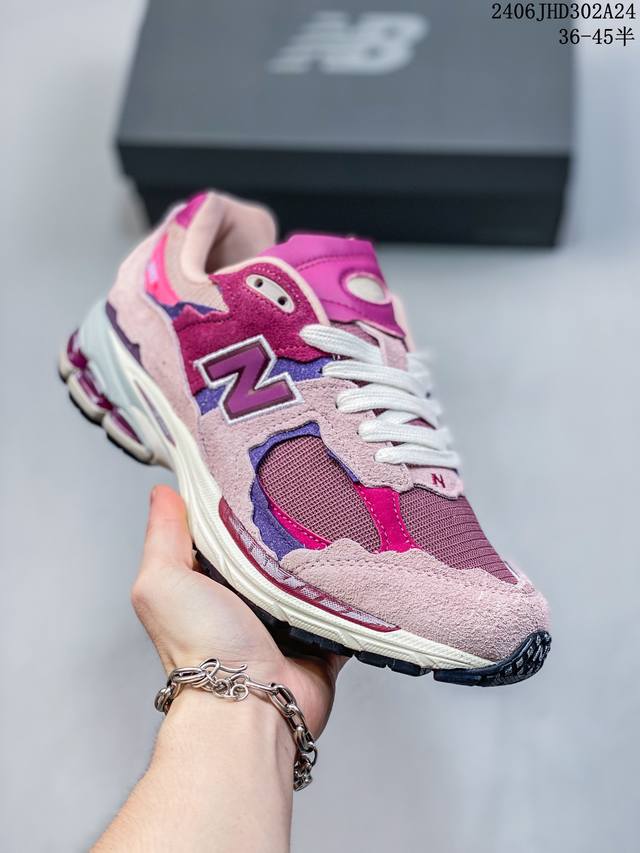 公司级new Balance 2002R 跑鞋 沿袭了面世之初的经典科技，以 Encap 中底配以升级版 N-Ergy 缓震物料。鞋面则采用特色的柔软麂皮搭以