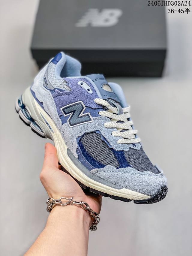 公司级new Balance 2002R 跑鞋 沿袭了面世之初的经典科技，以 Encap 中底配以升级版 N-Ergy 缓震物料。鞋面则采用特色的柔软麂皮搭以