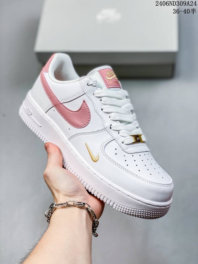 耐克nike Air Force 1 Low 空军一号低帮百搭休闲运动板鞋。柔软、弹性十足的缓震性能和出色的中底设计，横跨复古与现代的外型结合，造就出风靡全球三