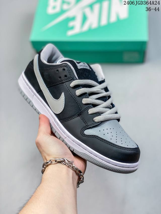 真标带半码 耐克nike Sb Dunk Low 扣篮系列复古低帮休闲运动滑板板鞋。采用脚感柔软舒适zoomair气垫，有效吸收滑板等极限运动在落地时带来的冲击