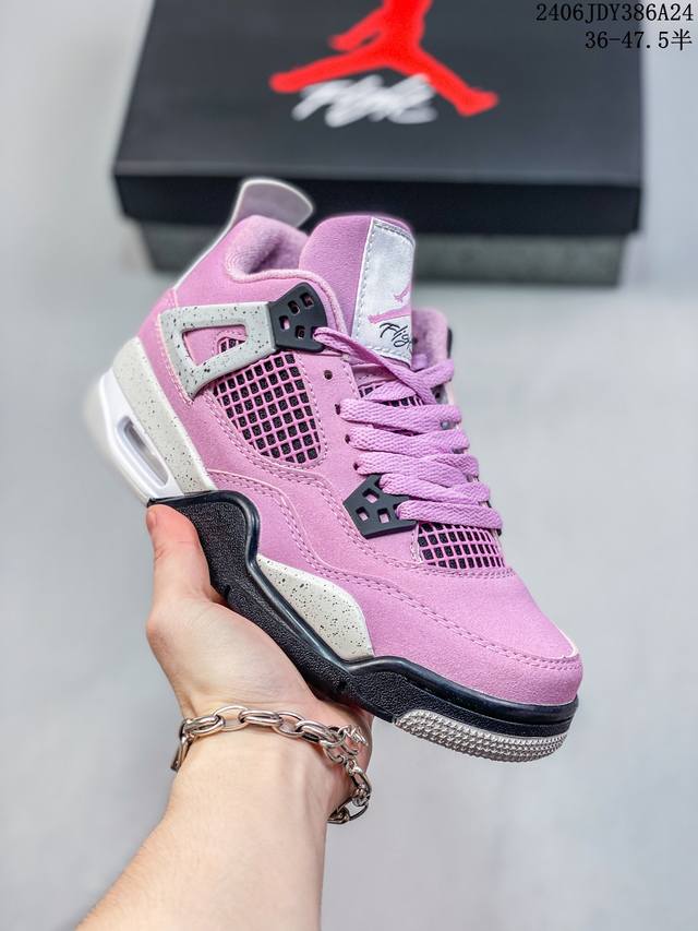 真标带半码 Air Jordan 4 Retro 黑蓝闪电 Aj4 乔丹4代 Aj4 乔4 黑蓝 乔丹篮球鞋系列 以黑色色调为主线，细节则注入蓝色彰显运动活力，