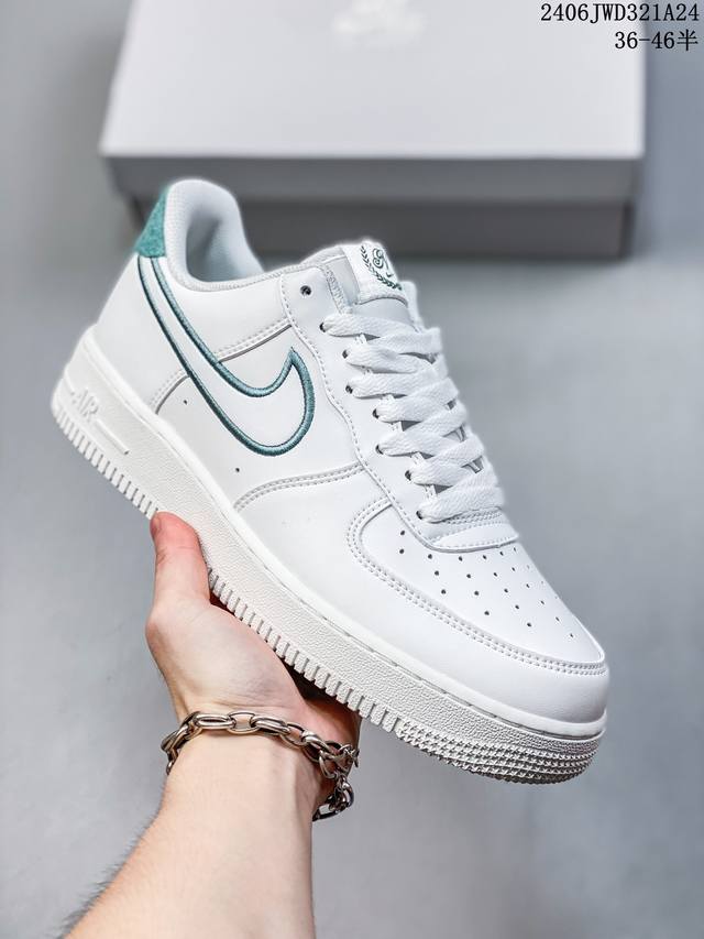 公司级耐克nike Air Force 1 Low 空军一号低帮百搭休闲运动板鞋。柔软、弹性十足的缓震性能和出色的中底设计，横跨复古与现代的外型结合，造就出风靡