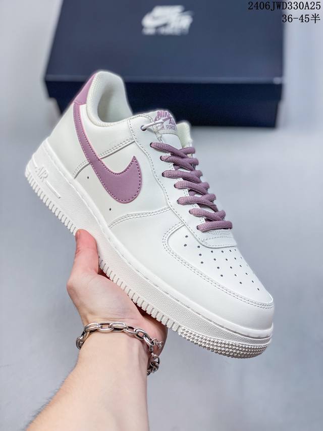 公司级耐克nike Air Force 1 Low 空军一号低帮百搭休闲运动板鞋。柔软、弹性十足的缓震性能和出色的中底设计，横跨复古与现代的外型结合，造就出风靡