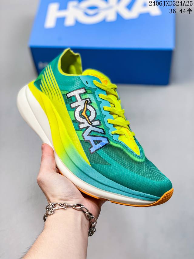 Hoka One X2 火箭 网纱透气减震防滑耐磨低帮跑步鞋。微翘式鞋头设计，响应灵活，保护脚趾。采用经典鞋型，融入全新细节点缀，整体简约且富有质感。鞋底耐磨材