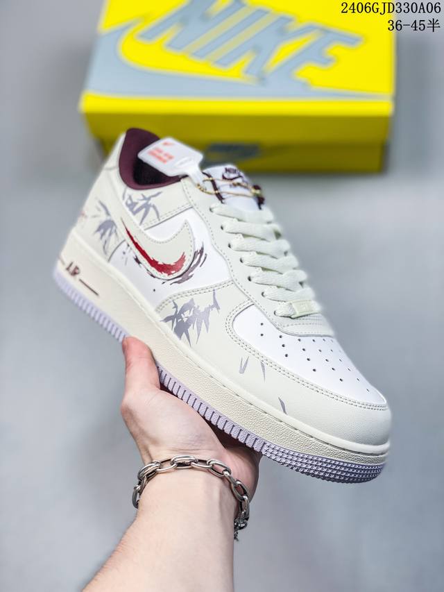 公司级耐克nike Air Force 1 Low 空军一号低帮百搭休闲运动板鞋。柔软、弹性十足的缓震性能和出色的中底设计，横跨复古与现代的外型结合，造就出风靡