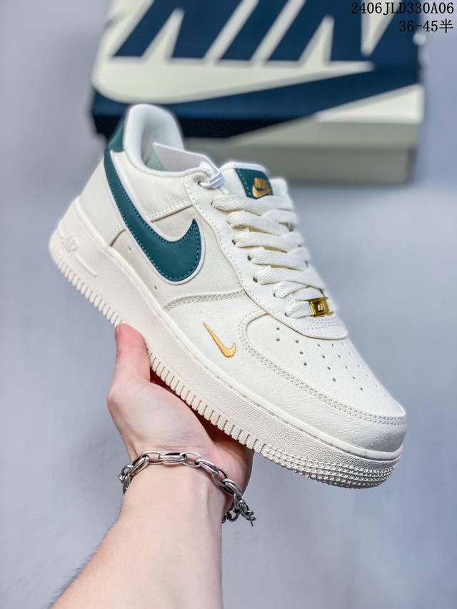 公司级耐克nike Air Force 1 Low 空军一号低帮百搭休闲运动板鞋。柔软、弹性十足的缓震性能和出色的中底设计，横跨复古与现代的外型结合，造就出风靡