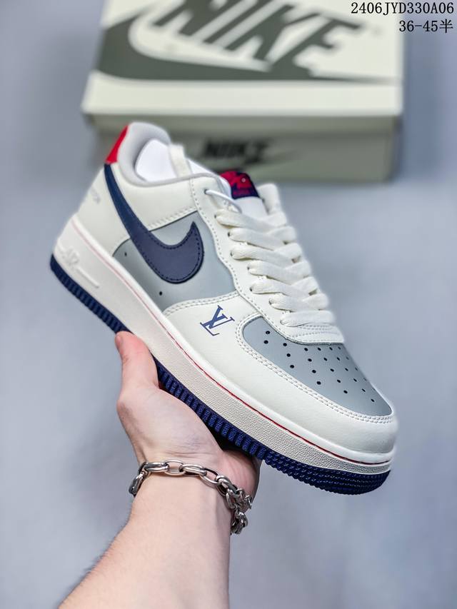 公司级耐克nike Air Force 1 Low 空军一号低帮百搭休闲运动板鞋。柔软、弹性十足的缓震性能和出色的中底设计，横跨复古与现代的外型结合，造就出风靡