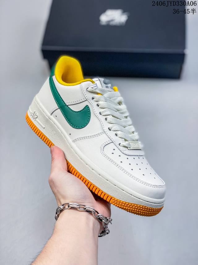 公司级耐克nike Air Force 1 Low 空军一号低帮百搭休闲运动板鞋。柔软、弹性十足的缓震性能和出色的中底设计，横跨复古与现代的外型结合，造就出风靡