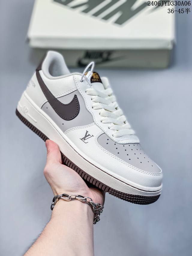 公司级耐克nike Air Force 1 Low 空军一号低帮百搭休闲运动板鞋。柔软、弹性十足的缓震性能和出色的中底设计，横跨复古与现代的外型结合，造就出风靡