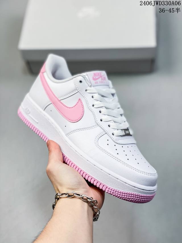 公司级耐克nike Air Force 1 Low 空军一号低帮百搭休闲运动板鞋。柔软、弹性十足的缓震性能和出色的中底设计，横跨复古与现代的外型结合，造就出风靡