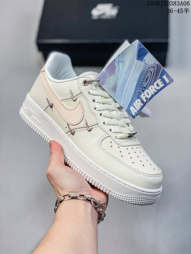 公司级耐克nike Air Force 1 Low 空军一号低帮百搭休闲运动板鞋。柔软、弹性十足的缓震性能和出色的中底设计，横跨复古与现代的外型结合，造就出风靡