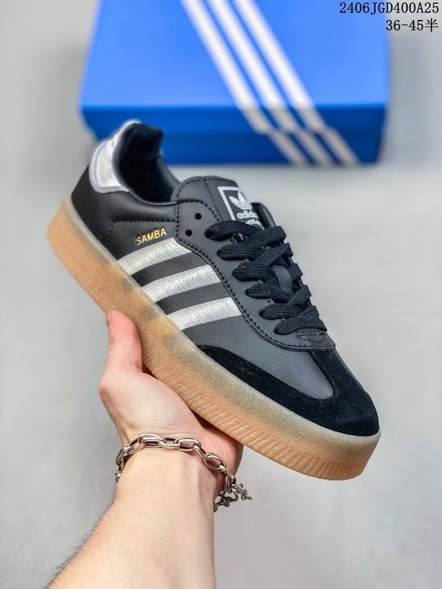 Adidas Originals Samba 2.0 阿迪达斯 低帮 黑白 桑巴2.0低邦防滑板鞋 鞋身整体以黑色呈现，搭配黑色麂皮经典t字形鞋头，鞋身两侧经典