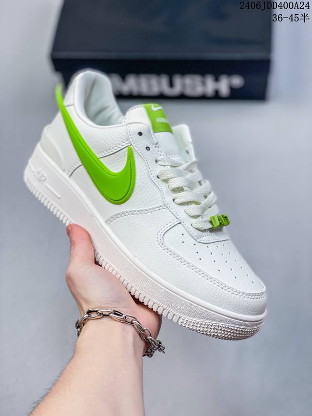 福利特价 耐克nike Air Force 1 Low 空军一号低帮百搭休闲运动板鞋。柔软、弹性十足的缓震性能和出色的中底设计，横跨复古与现代的外型结合，造就出