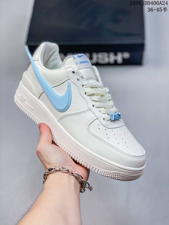 福利特价 耐克nike Air Force 1 Low 空军一号低帮百搭休闲运动板鞋。柔软、弹性十足的缓震性能和出色的中底设计，横跨复古与现代的外型结合，造就出