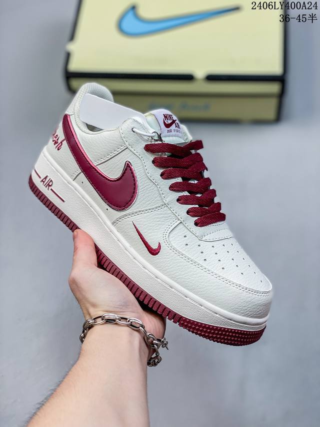 福利特价 耐克nike Air Force 1 Low 空军一号低帮百搭休闲运动板鞋。柔软、弹性十足的缓震性能和出色的中底设计，横跨复古与现代的外型结合，造就出