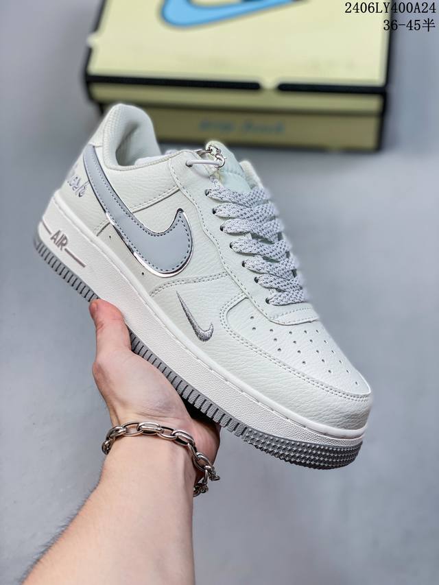 福利特价 耐克nike Air Force 1 Low 空军一号低帮百搭休闲运动板鞋。柔软、弹性十足的缓震性能和出色的中底设计，横跨复古与现代的外型结合，造就出