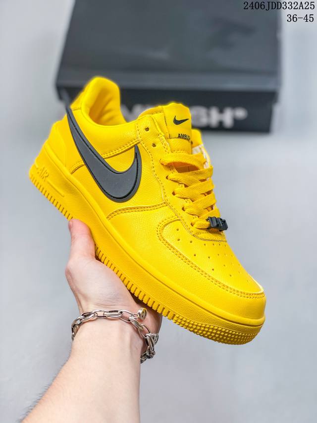 二层牛皮耐克nike Air Force 1 Low 空军一号低帮百搭休闲运动板鞋。柔软、弹性十足的缓震性能和出色的中底设计，横跨复古与现代的外型结合，造就出风