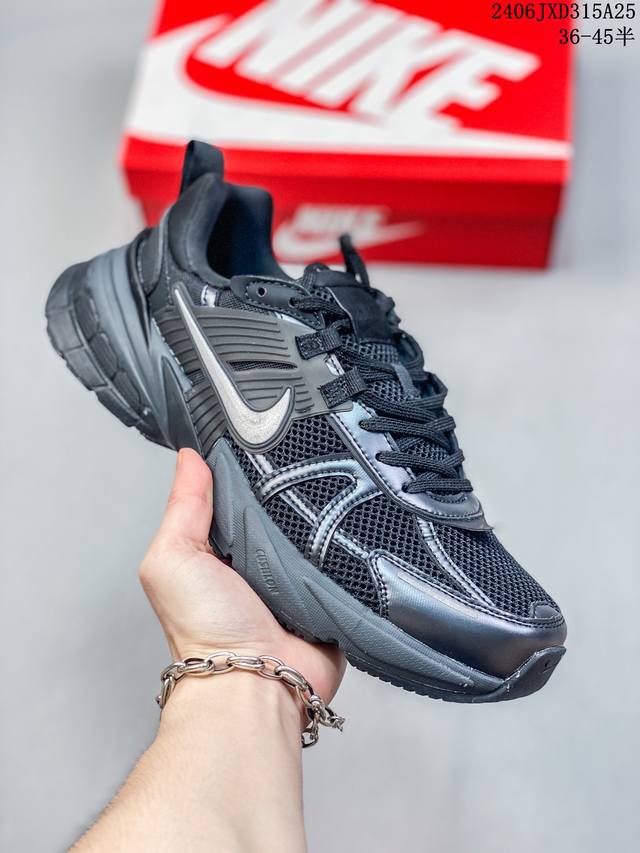 Nike 耐克 V2K Run 减震防滑 复古低帮跑步鞋 超火复古跑鞋，采用太空革组合呼吸网眼布鞋面材质，搭载正确4层组合底模，嵌入tpu加固稳定模块,双层md