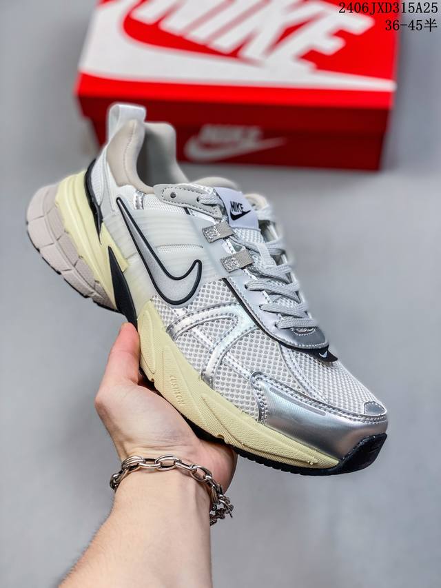 Nike 耐克 V2K Run 减震防滑 复古低帮跑步鞋 超火复古跑鞋，采用太空革组合呼吸网眼布鞋面材质，搭载正确4层组合底模，嵌入tpu加固稳定模块,双层md