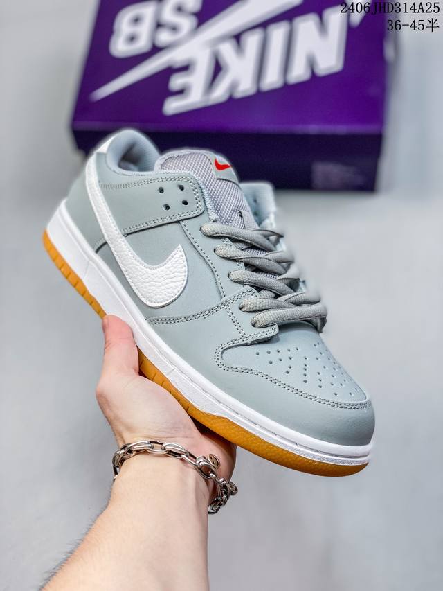 真标带半码 耐克nike Sb Dunk Low 扣篮系列复古低帮休闲运动滑板板鞋。采用脚感柔软舒适zoomair气垫，有效吸收滑板等极限运动在落地时带来的冲击